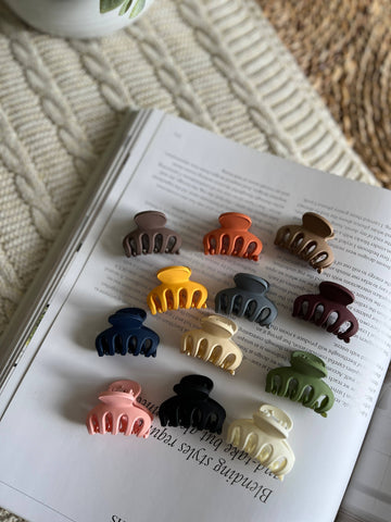 Frosting Company - XS Small Hair Claw Clips - Wavy