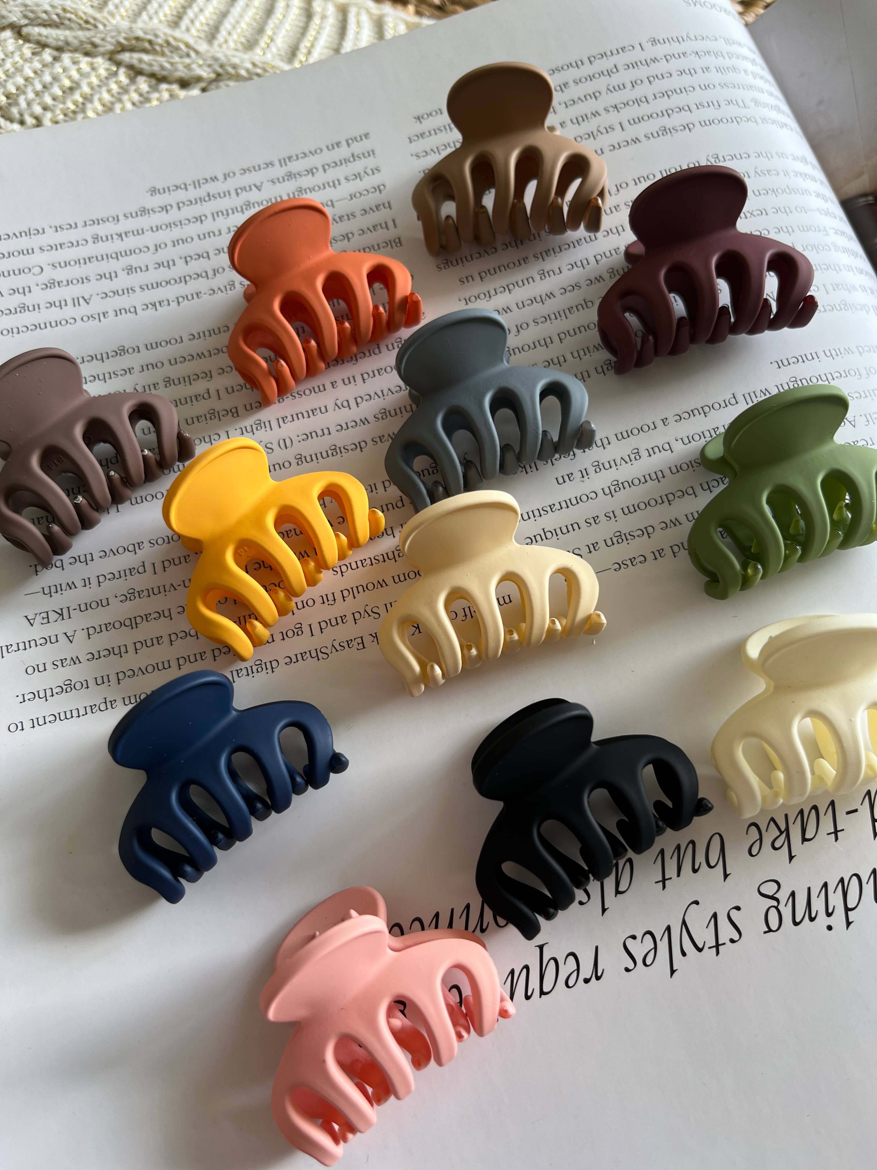 Frosting Company - XS Small Hair Claw Clips - Wavy