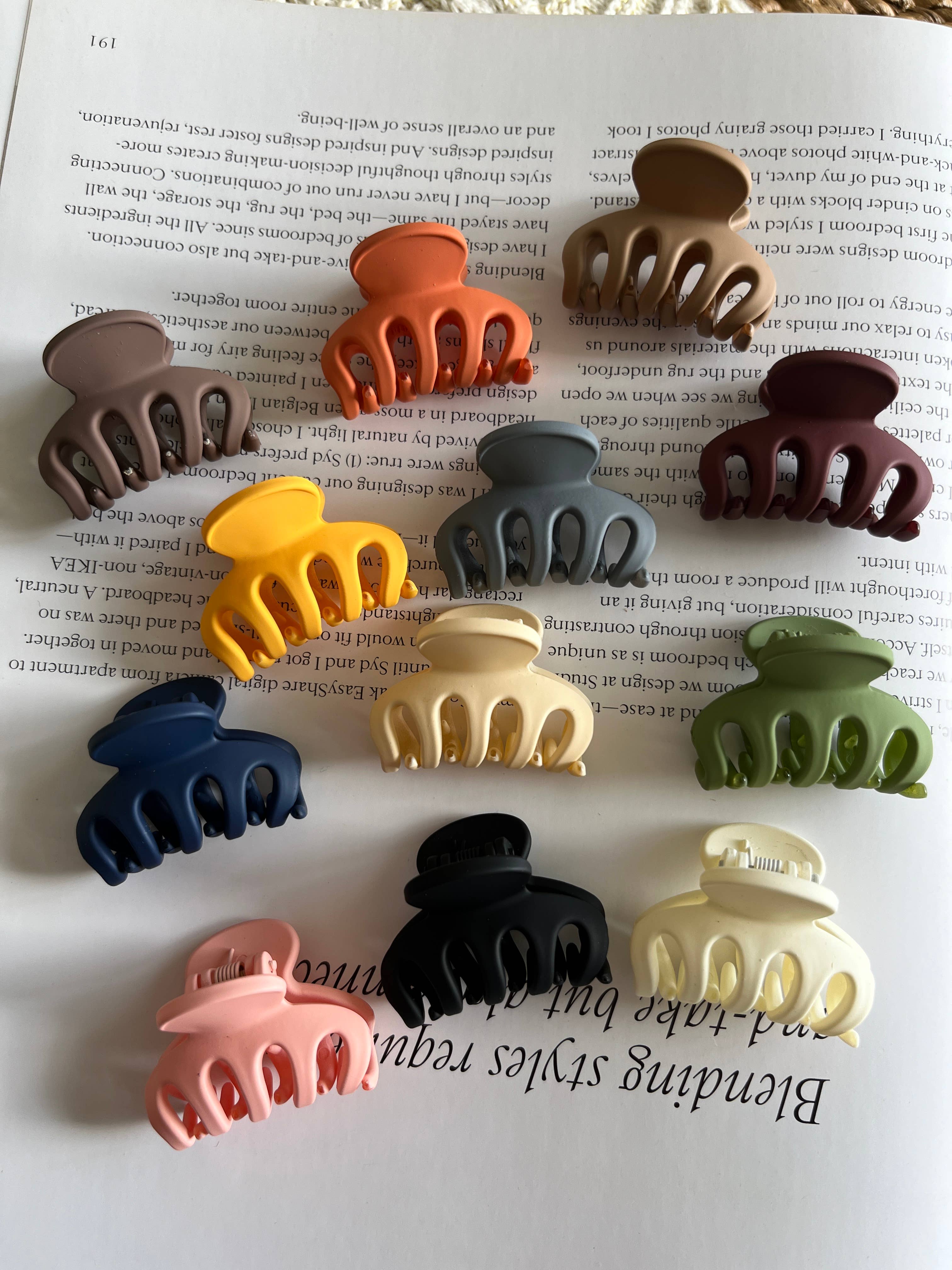 Frosting Company - XS Small Hair Claw Clips - Wavy
